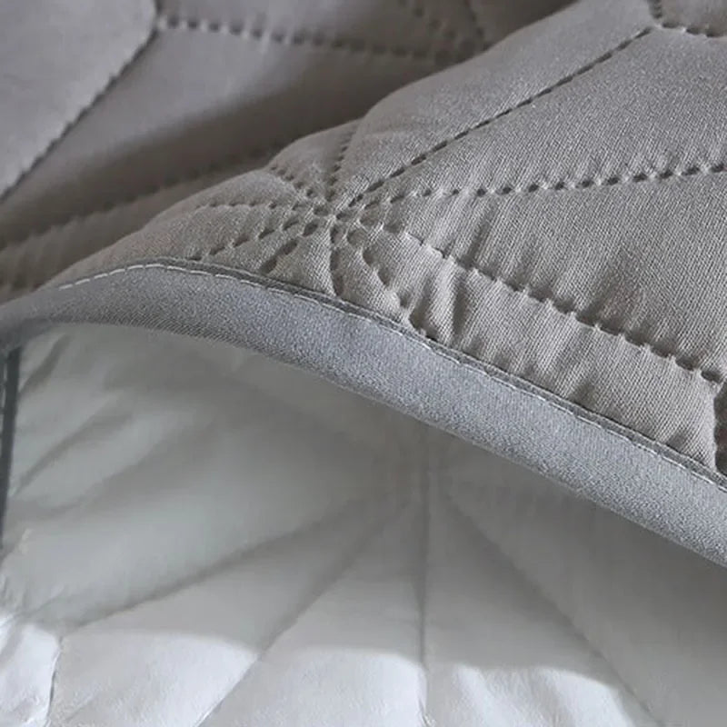 Sandwich Cotton Quilted Waterproof Bed Pad Elderly and Children Bed Protectors Pads Non-slip Anti Dust Skin-friendly Bed Cover.