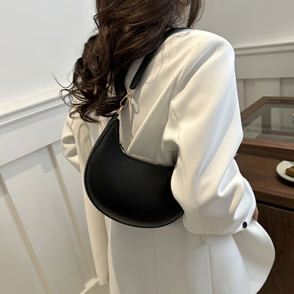 New Fashionable High-end Moon-shaped Baseball Bag, Showing Luxury, Women's Single Shoulder Bag.