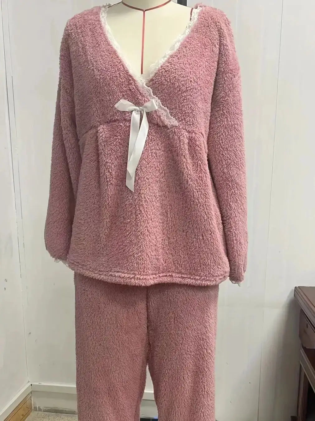 Herbst und Winter Damen neuen Stil Spitze Spleißen V-Ausschnitt Pyjama Set Flanell Schleife Langarm Top und Hose zweiteiliges Set von l.