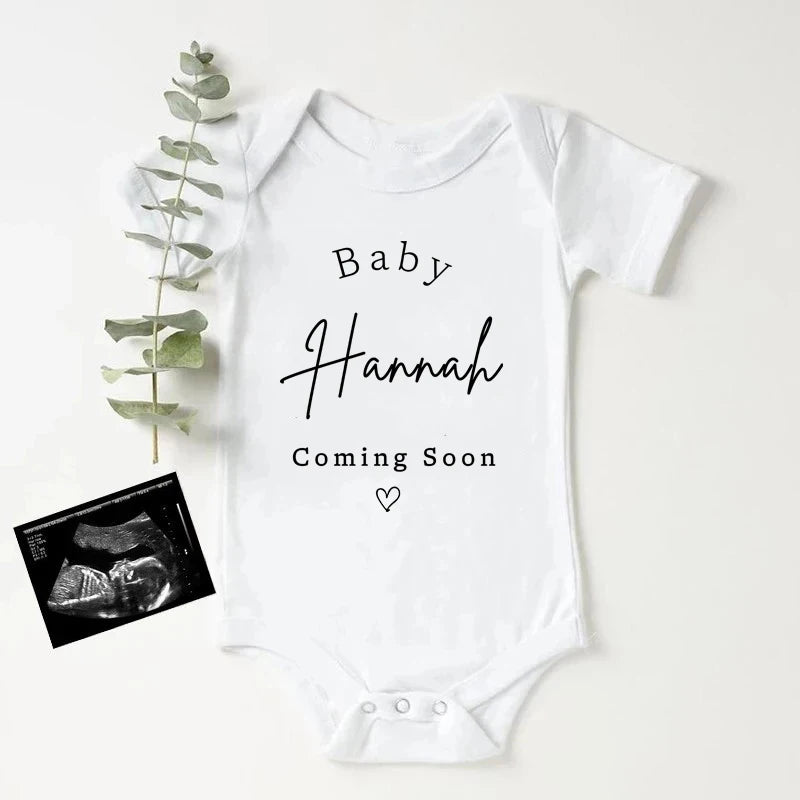 Personalisierter Baby-Body zur Schwangerschaftsankündigung, individueller Baby-Name, der bald kommt, Strampler aus Baumwolle, personalisierter Kleinkind-Overall.