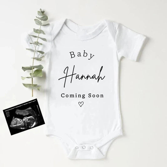 Personalisierter Baby-Body zur Schwangerschaftsankündigung, individueller Baby-Name, der bald kommt, Strampler aus Baumwolle, personalisierter Kleinkind-Overall.
