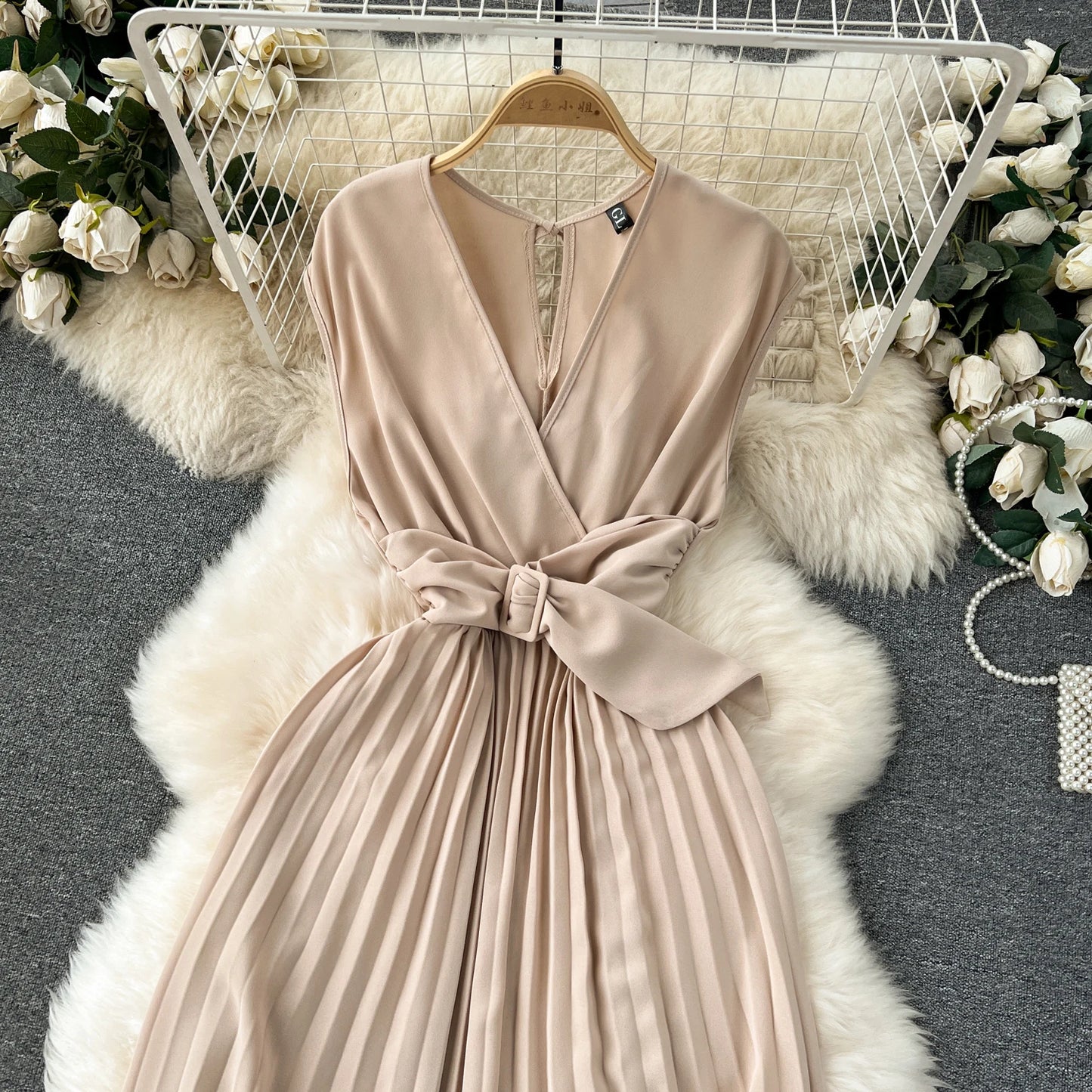 Französisch Vintage elegante Plissee Vneck Kleid A-Linie Mode Chiffon Frühling Herbst ärmellose Vestidos Frauen kleider