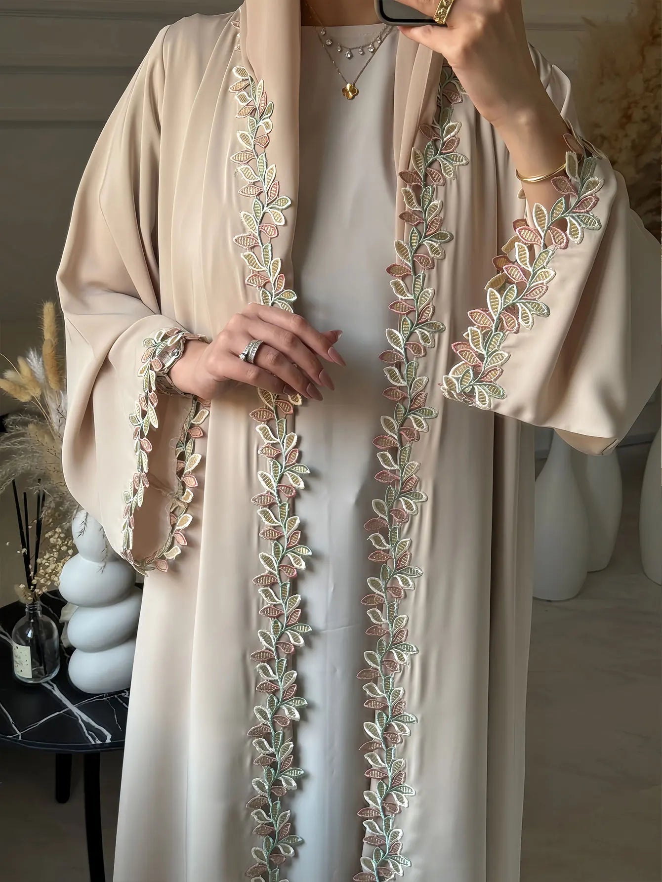 Dubai Elegante beige Abaya für muslimische Frauen – ingewöhnlich gefertigt mit mehrfarbigem Stickerei-Stück in islamischer bescheidener Mode.