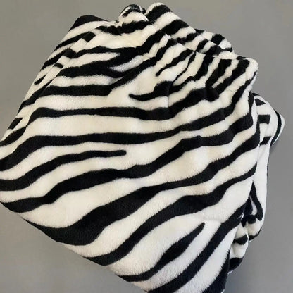 Zebra-gestreifter Korallensamt-Pyjama, Homewear-Anzug für Damen, Herbst und Winter, neuer Heimanzug, gepolsterte und verdickte warme Kleidung.