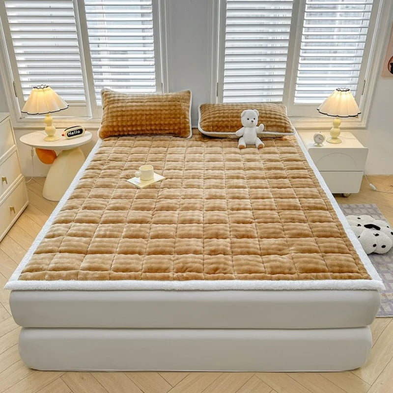 Warm Mattress Topper Quilted Bed Mat Cover Velvet Bed Linen Plush Mattress Protection Pad Матрасы Для Кровати (No Pillowcase).