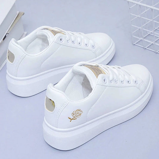 2024 Frühjahr und Sommer Neue Damenschuhe Leder Belüfteter Sportstil Freizeitschuhe Boardschuhe Kleine weiße Schuhe INS Low Top.