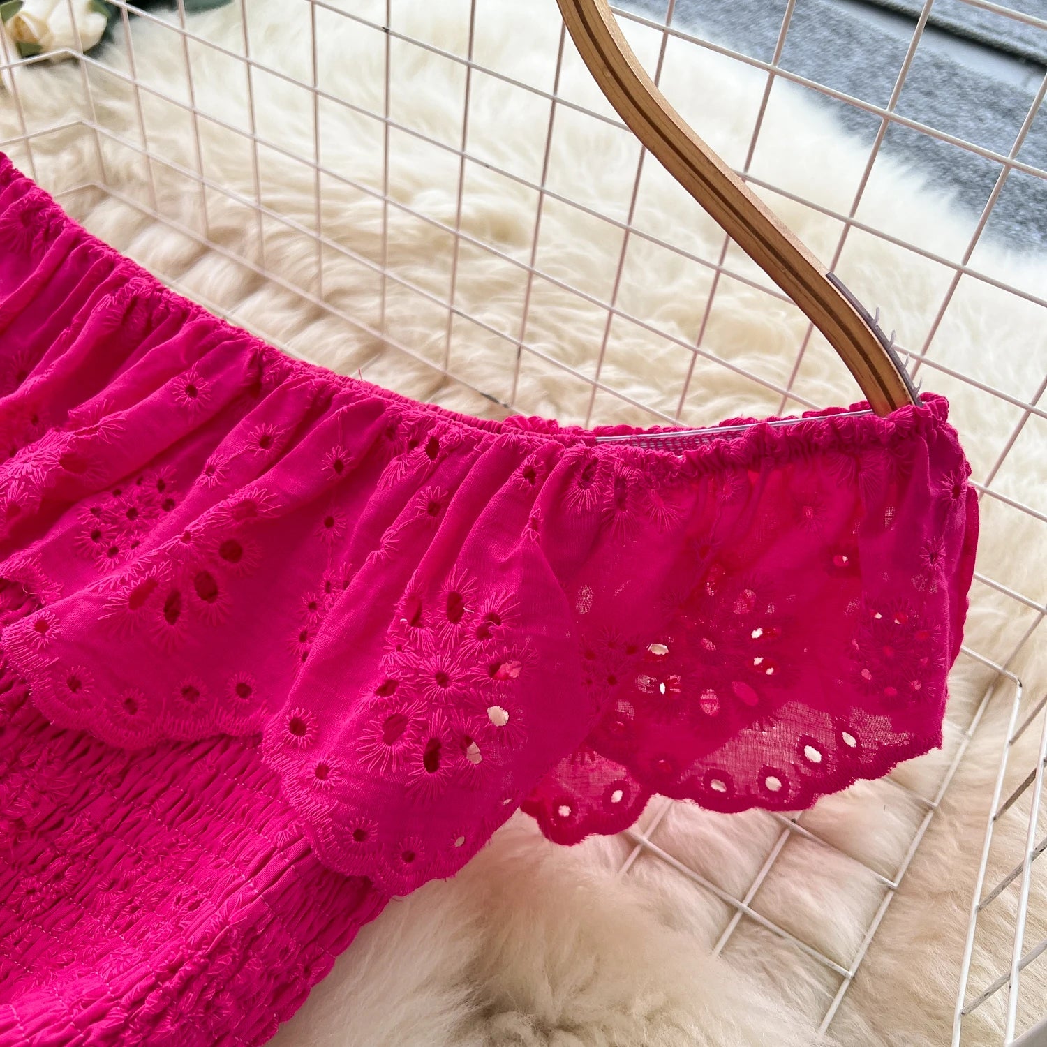 SINGREINY Schickes, ausgehöhltes Kleid mit Stickerei, Rüschen, Spleiß, schulterfrei, elastisch, gerüscht, schlank, 2025, solides, sanftes, langes Urlaubskleid.