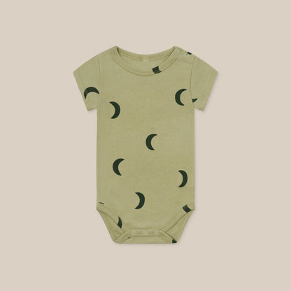 Babyanzug 2025, neuer süßer Baby-Kurzarm-Dreieckstaschen-Furz-Overall im Instagram-Stil für drinnen und draußen.