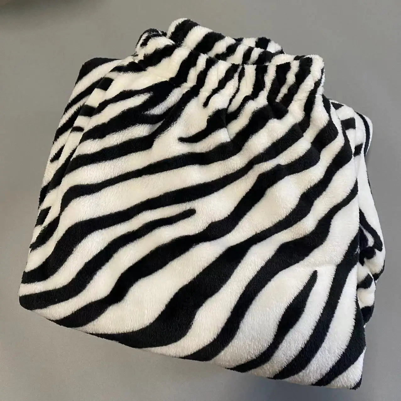 Zebra-gestreifter Korallensamt-Pyjama, Homewear-Anzug für Damen, Herbst und Winter, neuer Heimanzug, gepolsterte und verdickte warme Kleidung.