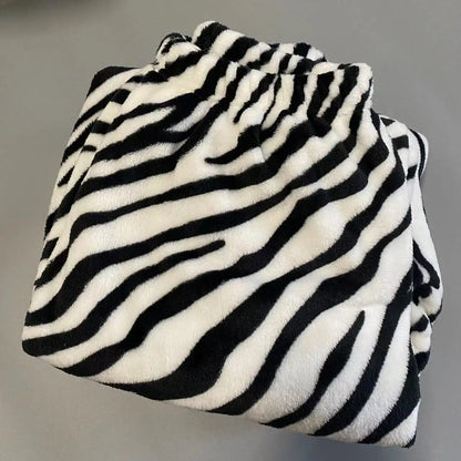 Zebra-gestreifter Korallensamt-Pyjama, Homewear-Anzug für Damen, Herbst und Winter, neuer Heimanzug, gepolsterte und verdickte warme Kleidung.