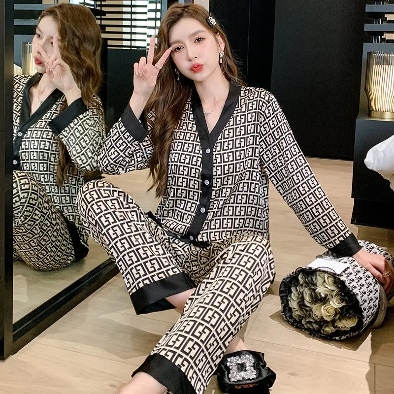 2PcsLarge Größe Frauen Pyjamas Set Gedruckt Homewear Eis Seide Lange Ärmeln Lange Hosen Student Pyjamas Schwarz Strickjacke kann Getragen Werden.