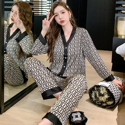 2PcsLarge Größe Frauen Pyjamas Set Gedruckt Homewear Eis Seide Lange Ärmeln Lange Hosen Student Pyjamas Schwarz Strickjacke kann Getragen Werden.