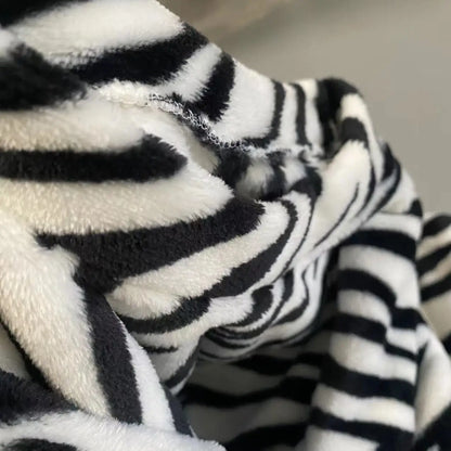 Zebra-gestreifter Korallensamt-Pyjama, Homewear-Anzug für Damen, Herbst und Winter, neuer Heimanzug, gepolsterte und verdickte warme Kleidung.