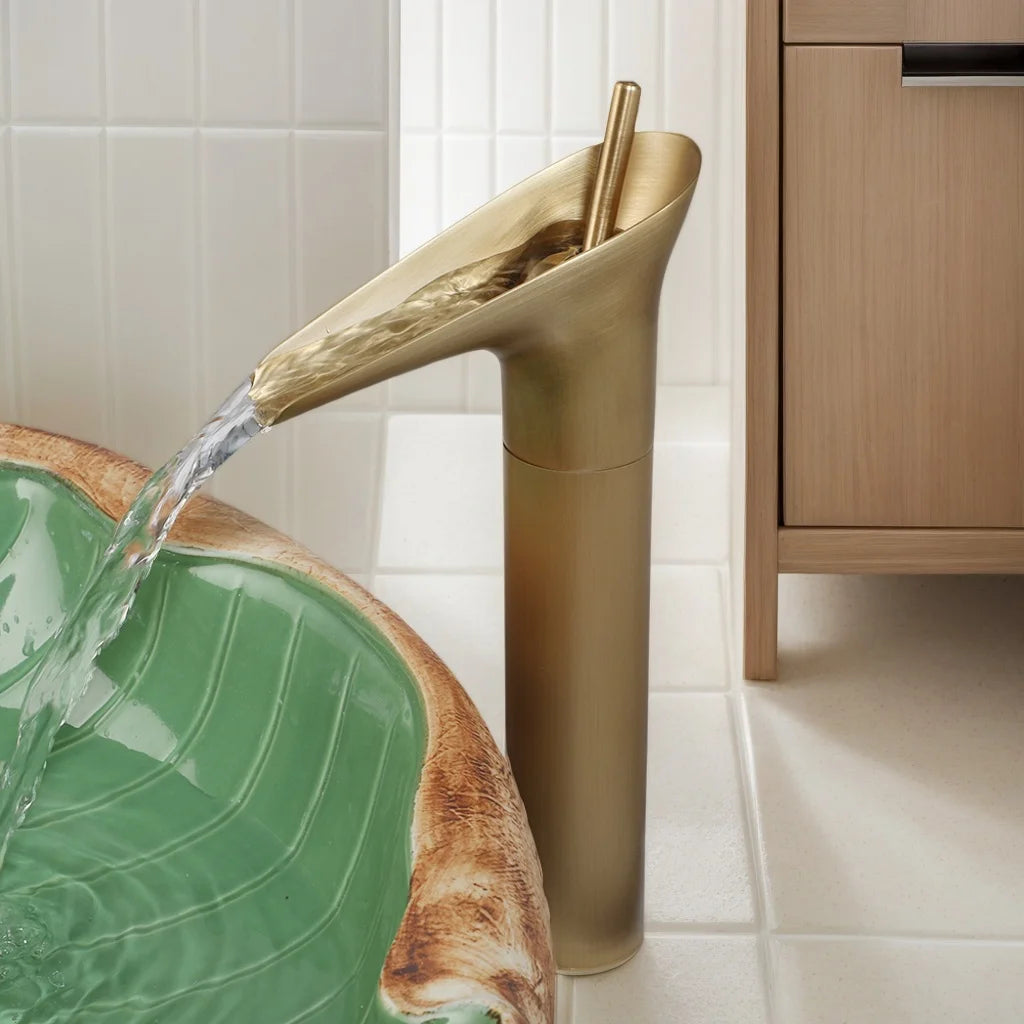 KEMAIDI Art Keramik-Badezimmerwaschbecken-Set, Waschbecken im Blatt-Stil mit Wasserfall, Antik-Messing-Wasserhahn und Abfluss, hochwertige Waschbecken aus Porzellan