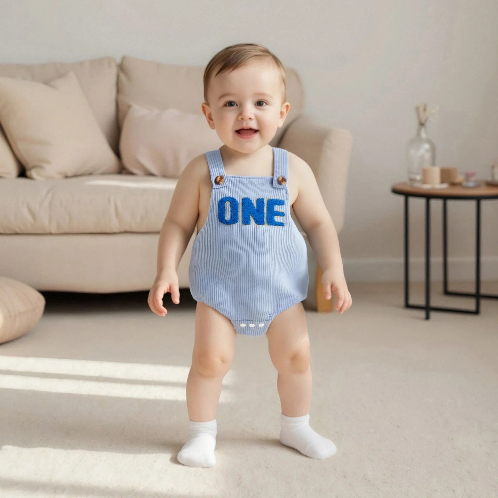 Baby-Overall, ärmellos, quadratischer Ausschnitt, Buchstaben-Stickerei, Strampler für Neugeborene, einjähriges Outfit für Jungen und Mädchen.