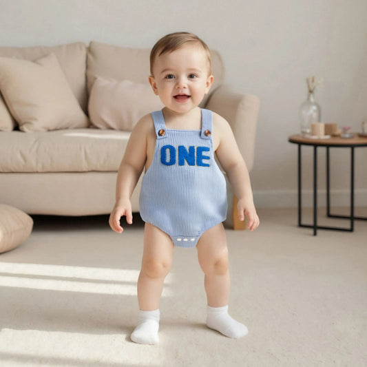 Baby-Overall, ärmellos, quadratischer Ausschnitt, Buchstaben-Stickerei, Strampler für Neugeborene, einjähriges Outfit für Jungen und Mädchen.
