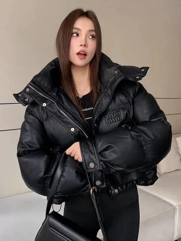 2024 Winter Neue frauen Unten Baumwolle Gefütterte Jacken Stilvolle Mit Kapuze Einfarbig Casual Verdicken Warme Lose anliegende kurze Mäntel.