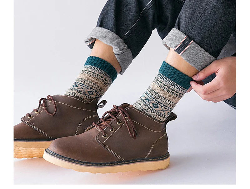 HSS Brand 5 Pairs Winter Men's Socks Thicken Sheep's Wool Socks Warm Men Retro Style Colorful Fashion Man Socks For Snow boots.