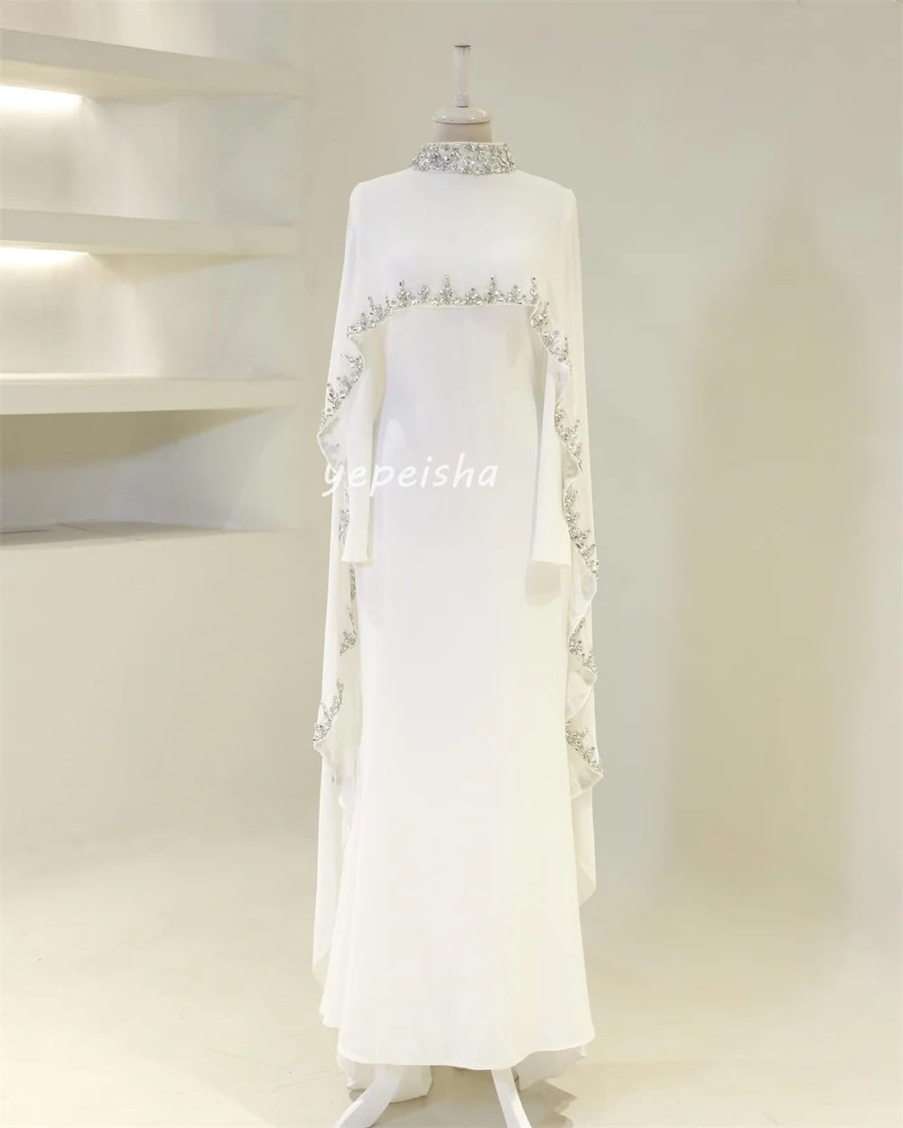 Maßgeschneiderte, moderne, komplizierte Jersey-Kleider mit Rüschen und Strasssteinen, geradem, hohem Kragen, lange Kleider, maßgeschneiderte Anlasskleider, klassisch.