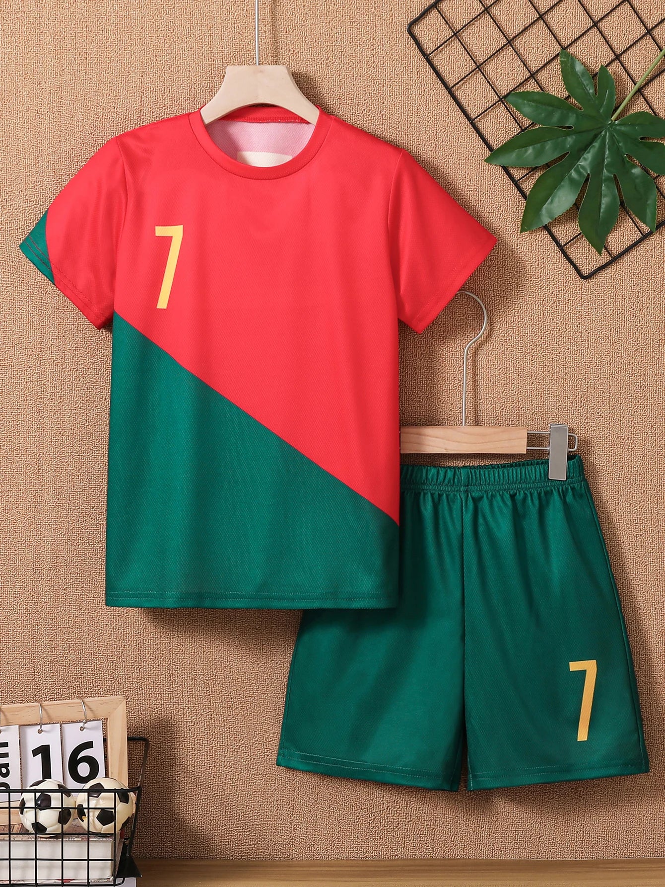2025 Youth and Children Red and Green Splicing Color No. 7 Legend Quick-drying Sports Football Suit Set.
