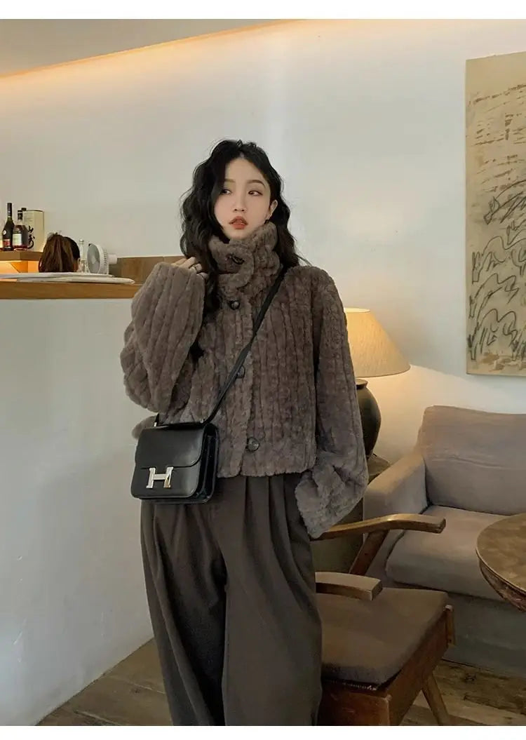 2025 Winter Fashion Stand Collar Warm Plush Short Jacket Women Autumn Retro Street Thickened Loose Harajuku Casual Short Jacket.
