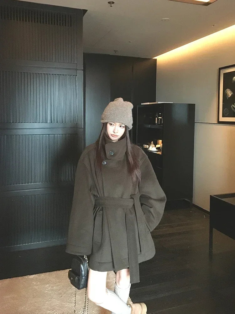 MiiiiX Lässiger Stehkragen, lockerer Wollmantel, mittellang, vielseitige Jacke, Schnür-Taille, Oberbekleidung, 2024, Herbst-Damenkleidung.