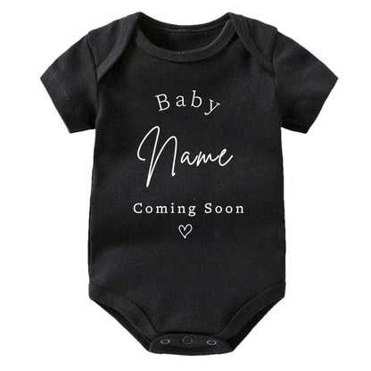 Personalisierter Baby-Body zur Schwangerschaftsankündigung, individueller Baby-Name, der bald kommt, Strampler aus Baumwolle, personalisierter Kleinkind-Overall.
