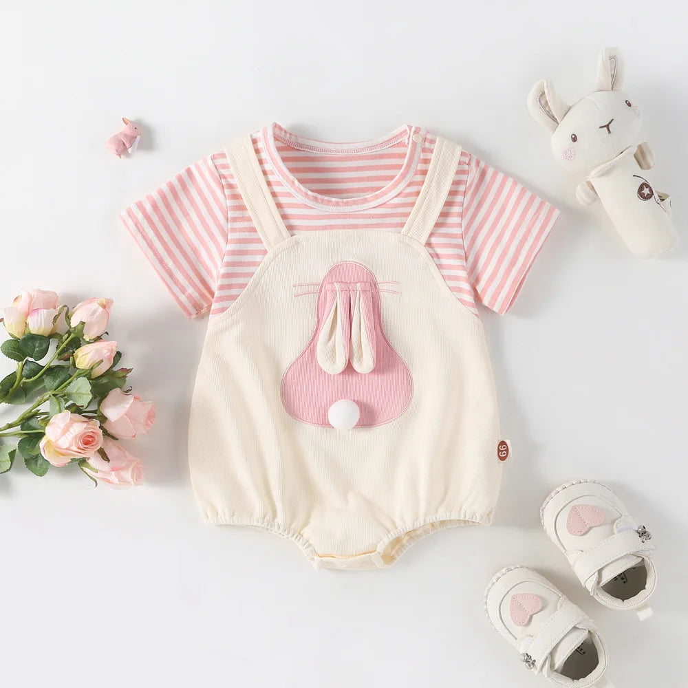 2024 Sommer Baby Mädchen Kleidung niedlichen Hasen falsch zweiteiligen Bodysuit Kleinkind Streifen Patchwork einteilige Kleidung.