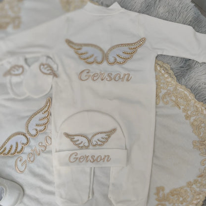 Baby Gold Angle Wings Einzigartige wesentliche Geschenkbox Personalisierter Name Strampler Set Kissen Decke Babyausstattung Outfit Geschlecht offenbaren Geschenke.