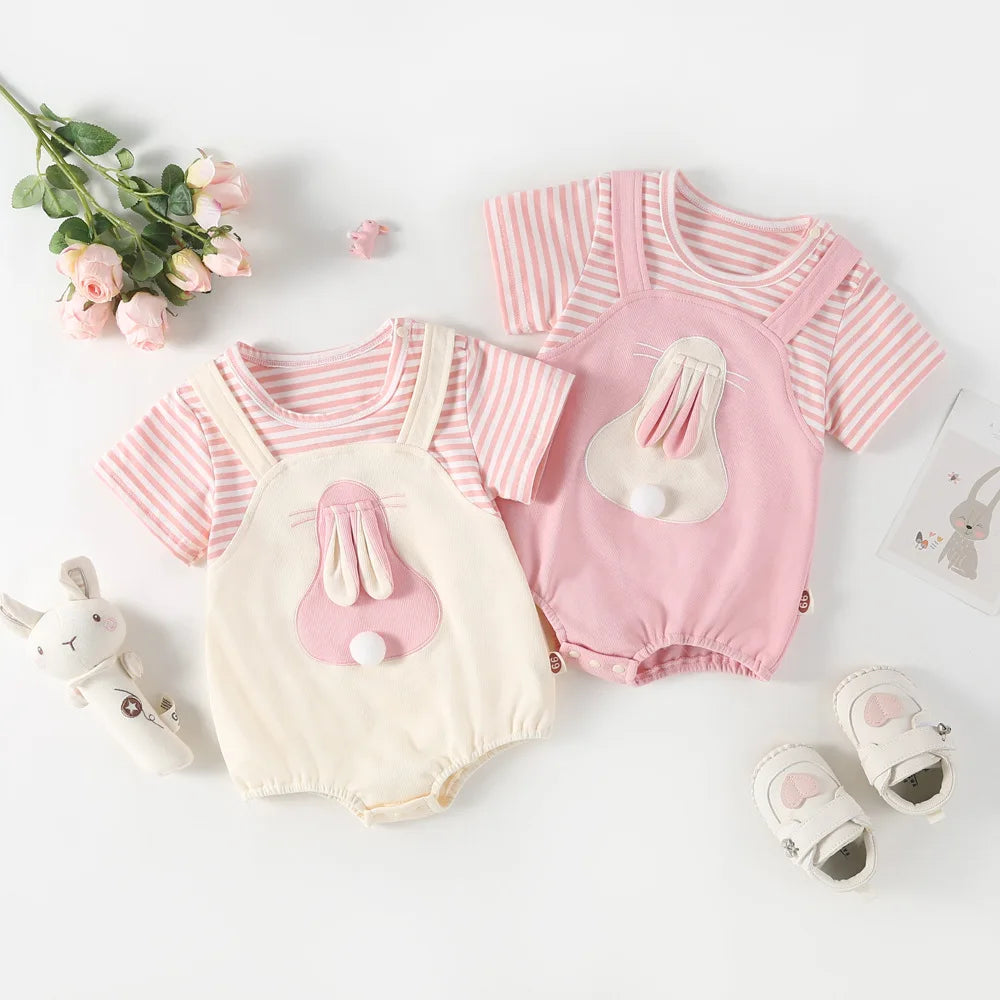 2024 Sommer Baby Mädchen Kleidung niedlichen Hasen falsch zweiteiligen Bodysuit Kleinkind Streifen Patchwork einteilige Kleidung.