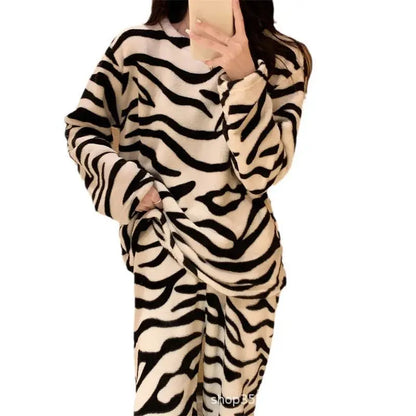 Zebra-gestreifter Korallensamt-Pyjama, Homewear-Anzug für Damen, Herbst und Winter, neuer Heimanzug, gepolsterte und verdickte warme Kleidung.