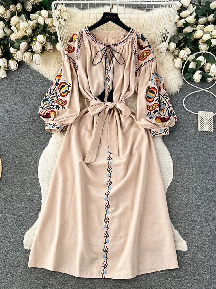 Frauen Frühling Herbst Kleid Vintage Ethnischen Stil Laterne Langarm Bestickt Rundhals Schlank A-linie Baumwolle Leinen Kleid D4930.