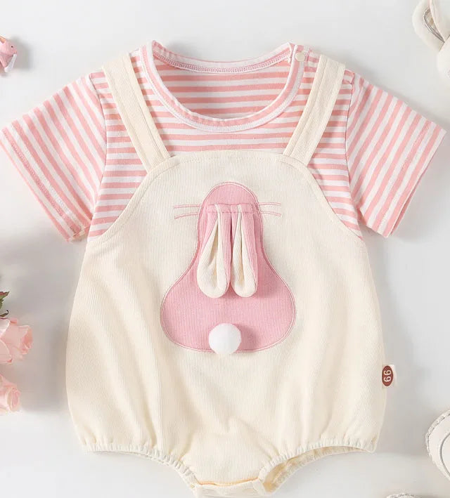 2024 Sommer Baby Mädchen Kleidung niedlichen Hasen falsch zweiteiligen Bodysuit Kleinkind Streifen Patchwork einteilige Kleidung.