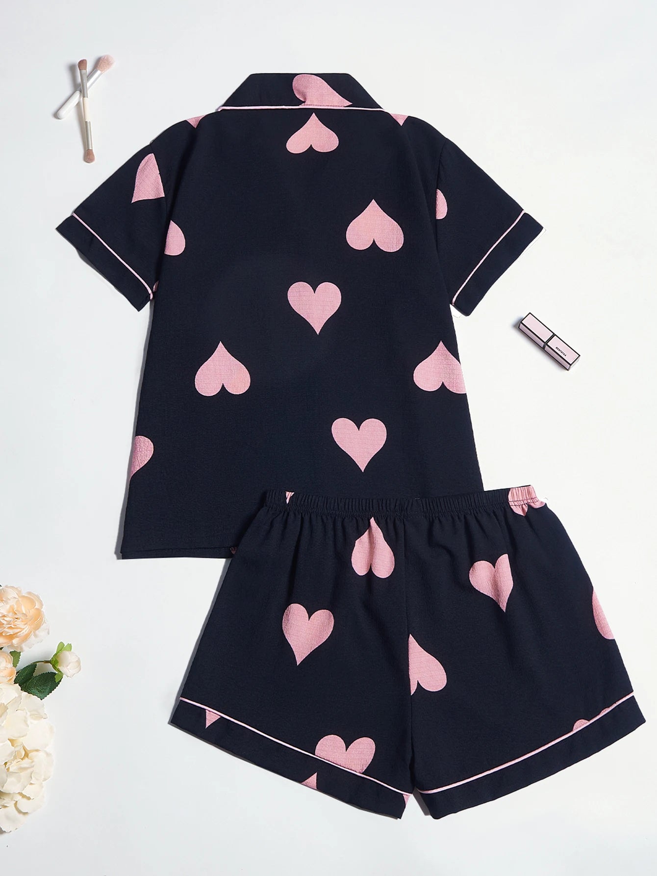 Pyjama-Set mit Herzdruck und kontrastfarbenen Paspeln, Reverskragen, Knopfleiste, bequeme Freizeit-Nachtwäsche.