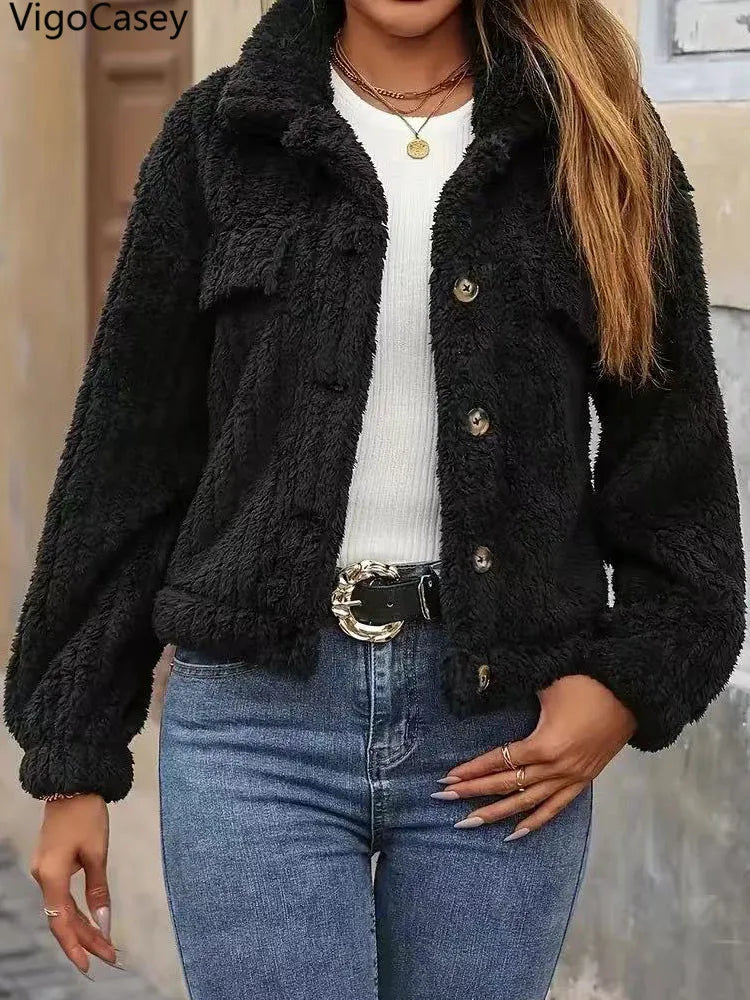 VigoCasey 2025, Herbst Winter Frauen Schwarze Jacke Einreiher Langarm Dicken Plüsch Warme Mantel Solide Dame Beiläufige Kurze Mantel.