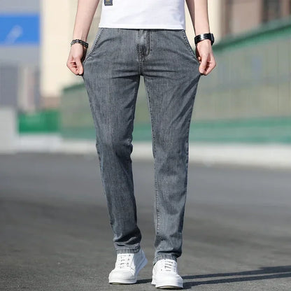 2025 sommer Neue männer Lose Grau Jeans Mode Lässig Stretch Gerade bein Denim Hosen Männlich Hellblau männer Hosen.
