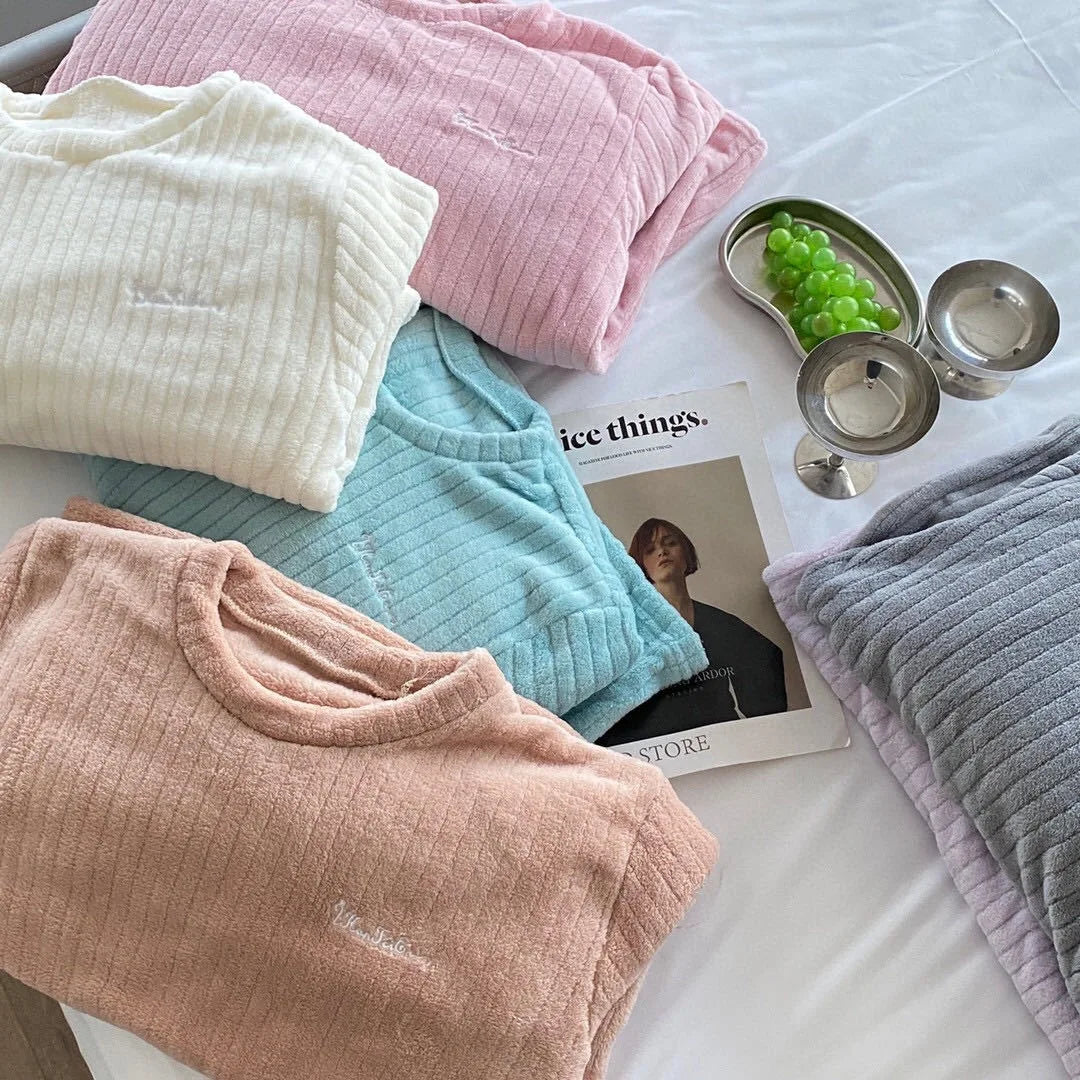 Verdickte warme Nachtwäsche für den Winter, Korallensamt, lockerer Loungewear-Pyjama mit weitem Bein, 2-teiliges Set, gestreifte Damen-Nachtwäsche.