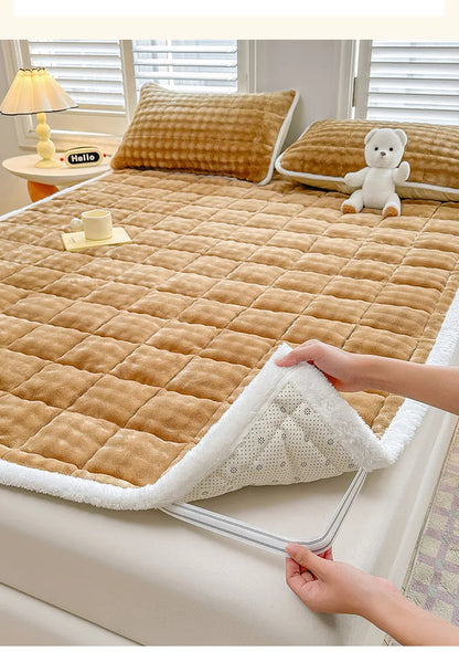 Warm Mattress Topper Quilted Bed Mat Cover Velvet Bed Linen Plush Mattress Protection Pad Матрасы Для Кровати (No Pillowcase).