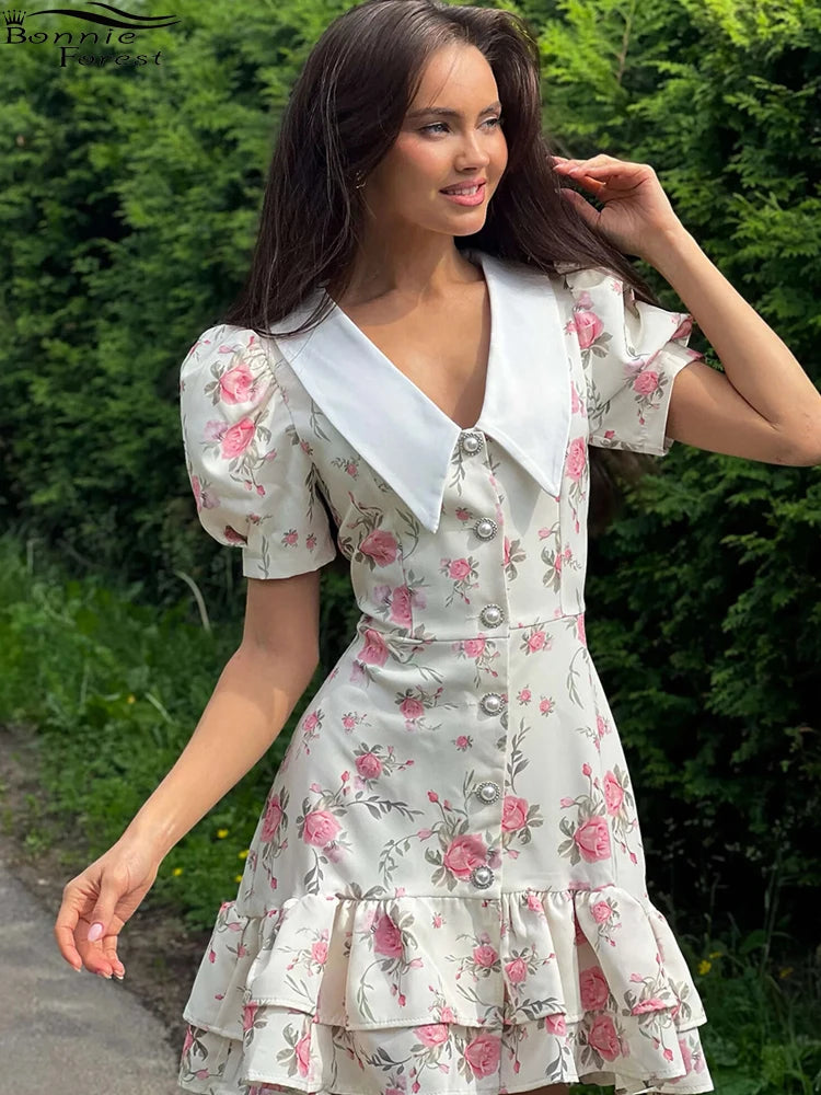 Bonnie Forest Elegantes, kurzes Puffärmel-Minikleid mit weißen Blumenrüschen für Damen, Partykleider mit Knopfdetail und Spitze am Rücken, Clubwear.