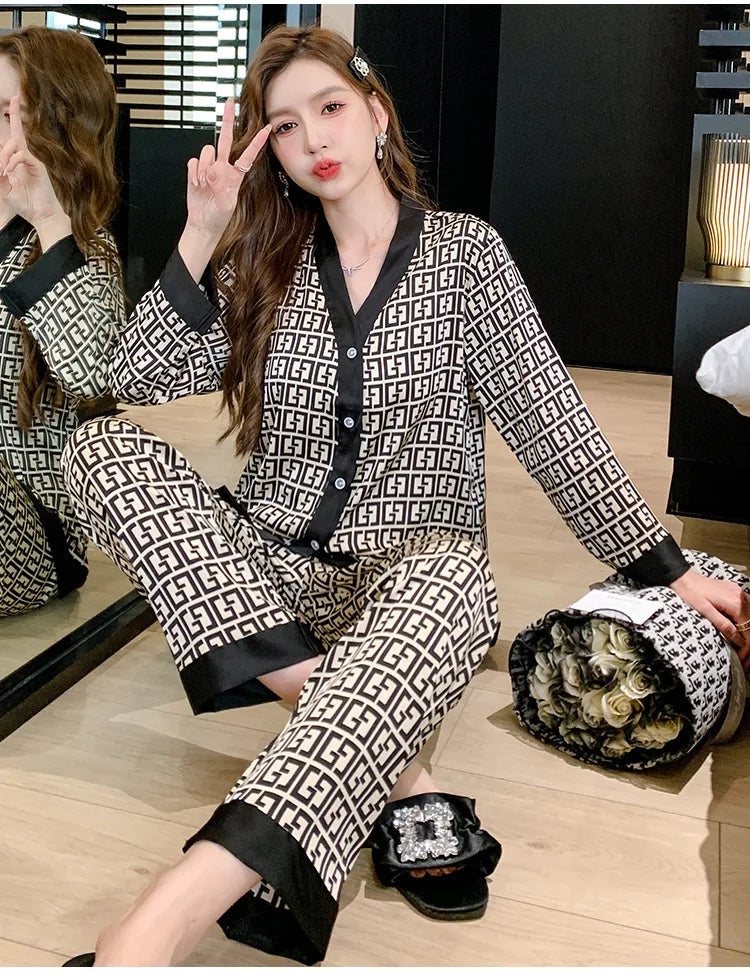 2PcsLarge Größe Frauen Pyjamas Set Gedruckt Homewear Eis Seide Lange Ärmeln Lange Hosen Student Pyjamas Schwarz Strickjacke kann Getragen Werden.