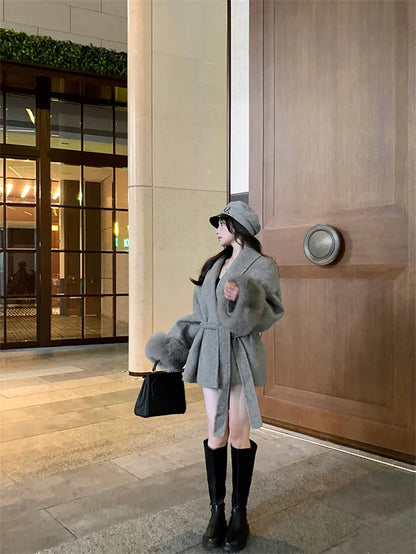 Grauer Wollmantel mit Krawatten-Taillenkollektion für Damen im Herbst und Winter 2024, neuer langärmeliger, lockerer High-End-Cape-Mantel, mittellanges Oberteil.