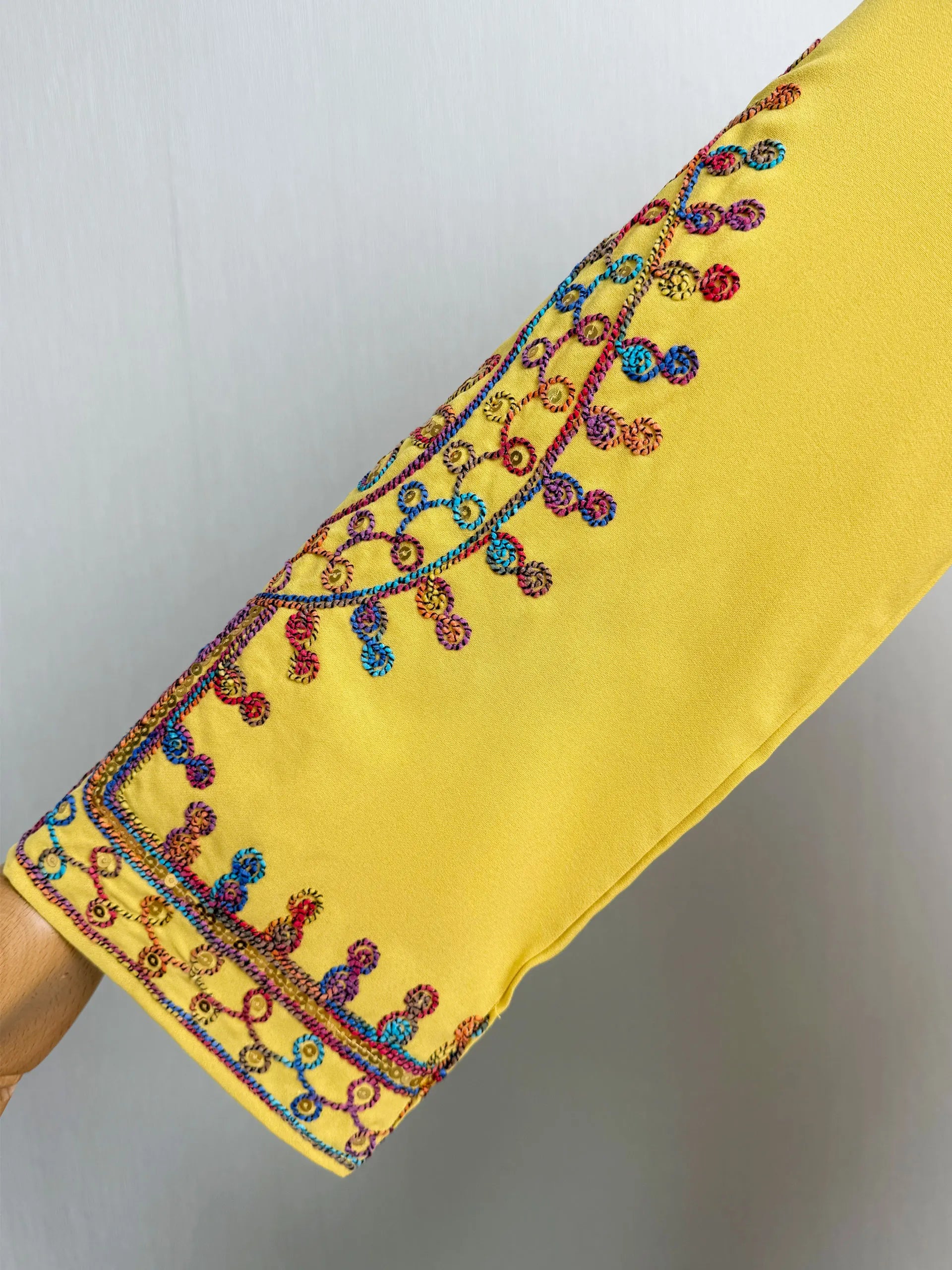 Dubai 2025 Hot Sell Moroccan Islam Women Style Yellow Abaya Intricate Hand Embroidered Patterns for Arabian Cultural Gatherings.