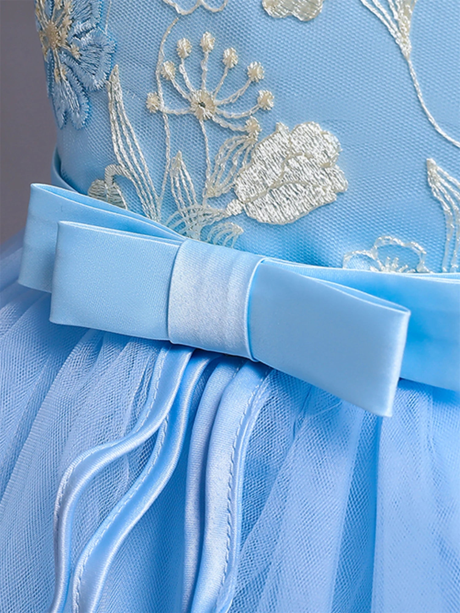 Blumen stickerei Kleid des blauen Mädchens ärmellose schlanke Prinzessin Geburtstags feier Kleid Klavier Performance tragen.