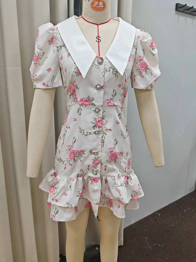 Bonnie Forest Elegantes, kurzes Puffärmel-Minikleid mit weißen Blumenrüschen für Damen, Partykleider mit Knopfdetail und Spitze am Rücken, Clubwear.