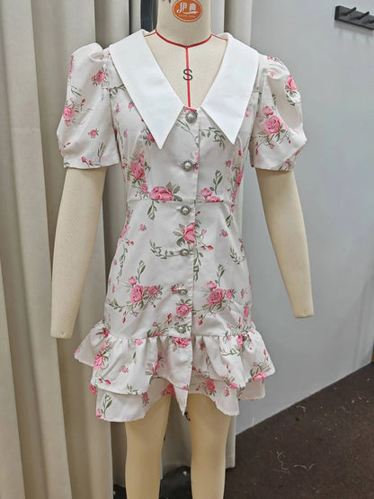 Bonnie Forest Elegantes, kurzes Puffärmel-Minikleid mit weißen Blumenrüschen für Damen, Partykleider mit Knopfdetail und Spitze am Rücken, Clubwear.