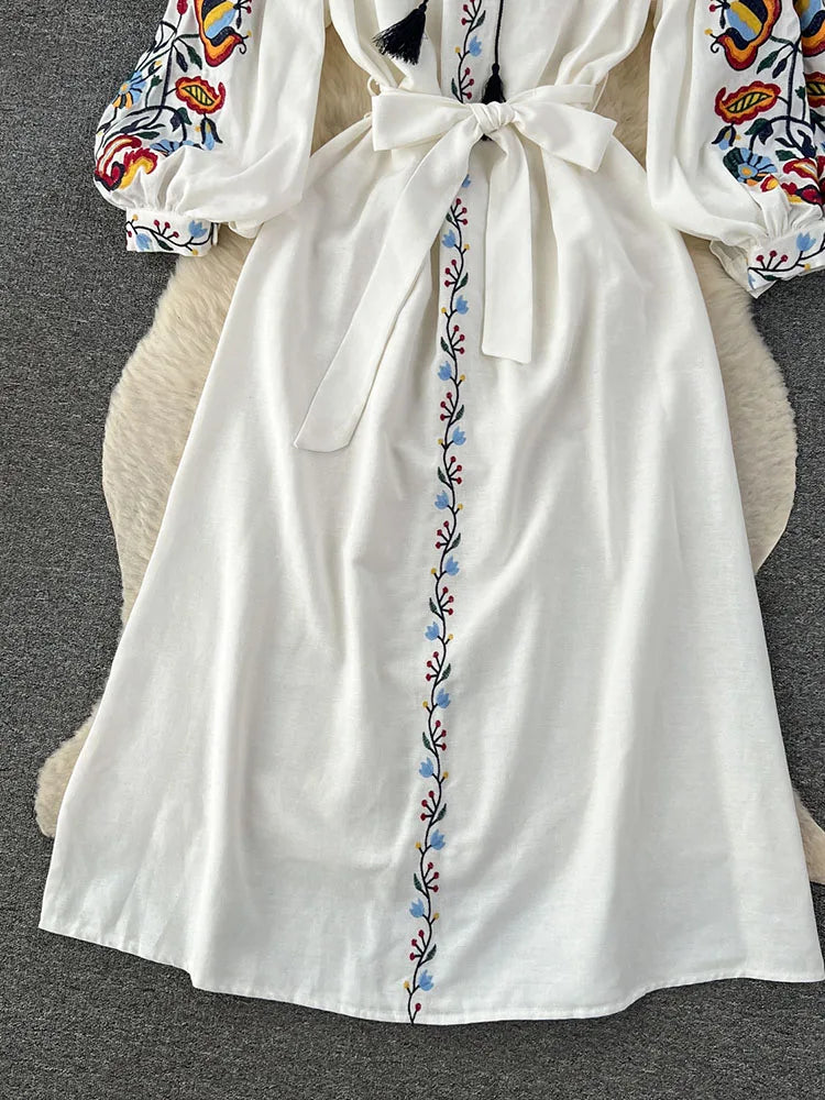 Frauen Frühling Herbst Kleid Vintage Ethnischen Stil Laterne Langarm Bestickt Rundhals Schlank A-linie Baumwolle Leinen Kleid D4930.