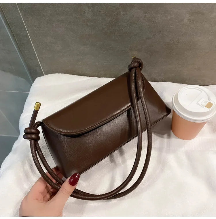 Internet celebrity retro small bag for women in autumn and winter, new trendy crossbody bag, fashionable one shoulder small bag.