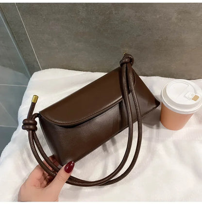 Internet celebrity retro small bag for women in autumn and winter, new trendy crossbody bag, fashionable one shoulder small bag.