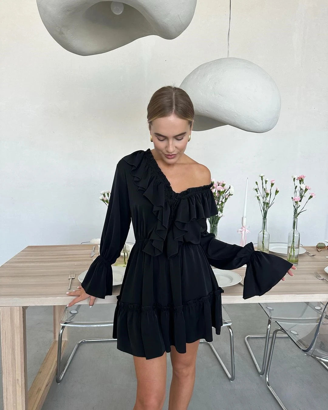 Glänzendes gekräuseltes weißes Mini kleid mit V-Ausschnitt, weibliches Patchwork, langärmliges, elegantes Verband-Mode kleid, hoch tailliertes Schnür kleid für Frauen