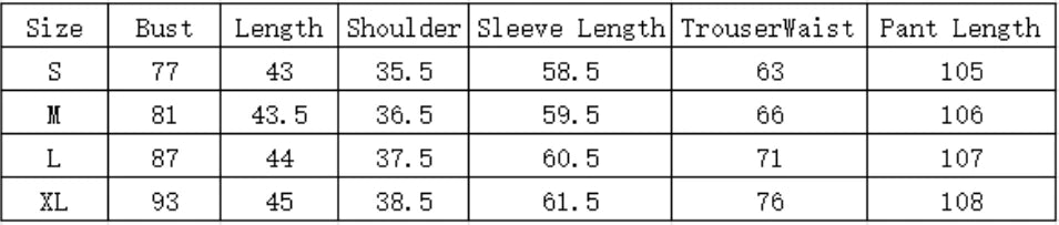 Stehkragen Nabel T-Shirt und Trompeten hose.